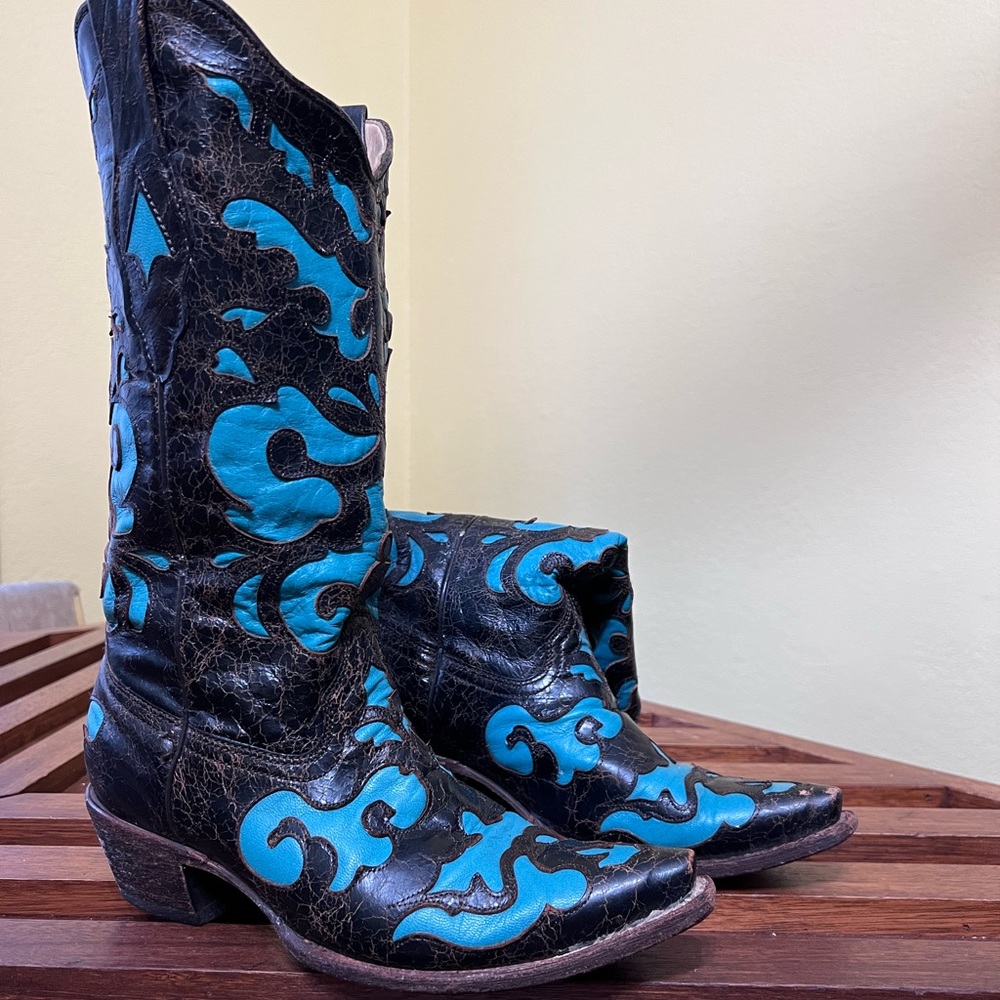 Corral Vintage cowboy boots / color brown and turquoise detail / size 9.5